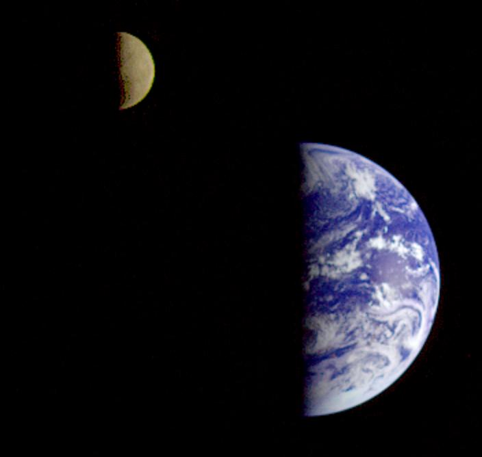 地球と月（NASA Galileo 探査機 1992 年撮影）